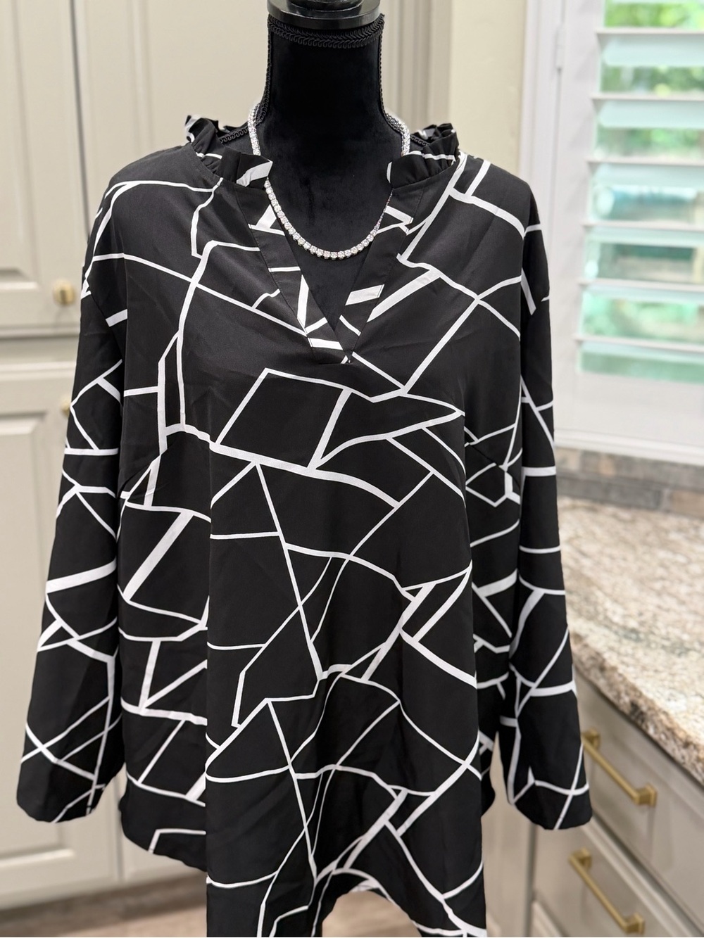 SHEIN Black & White Geometric Ruffle V-Neck Tunic